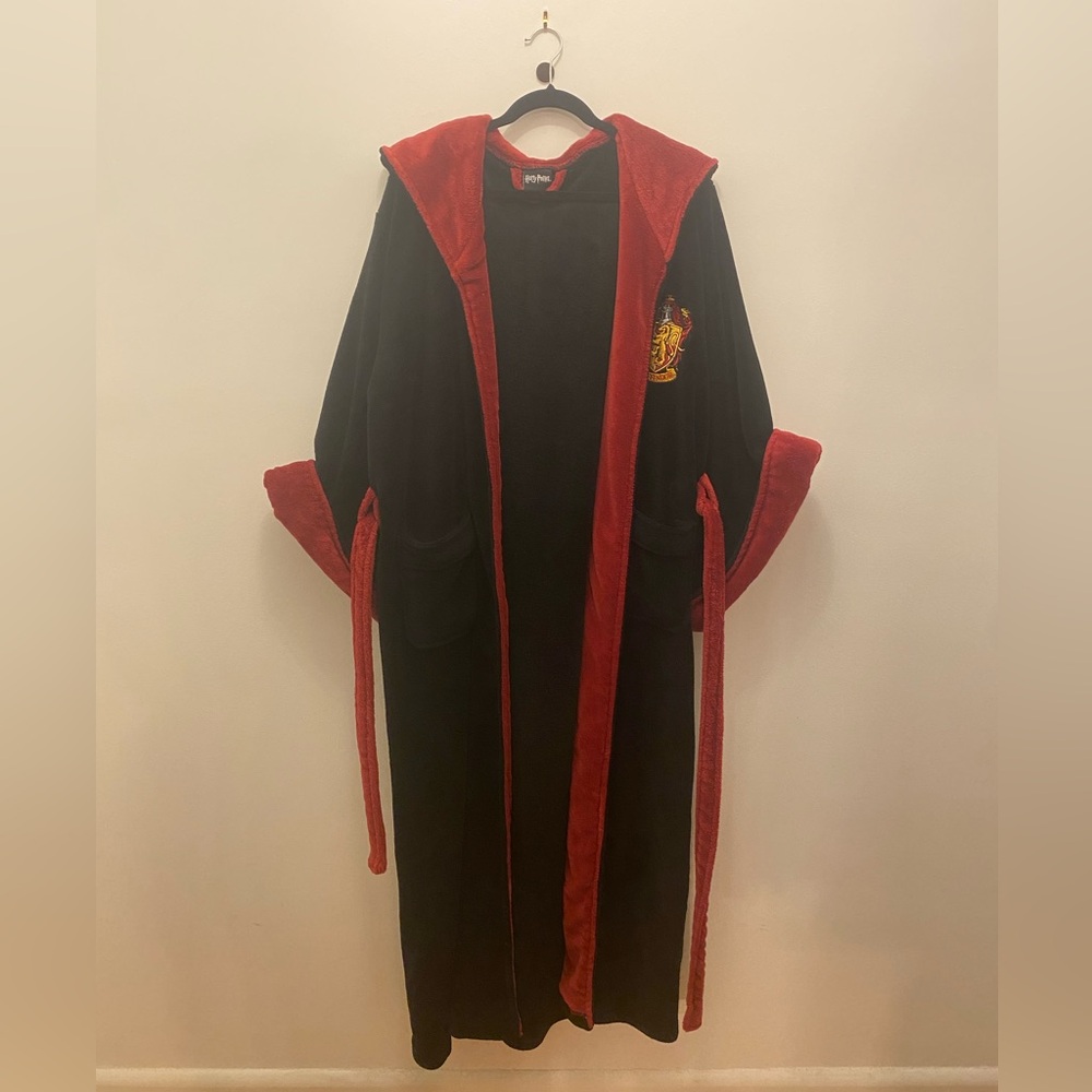Harry Potter Gryffindor Bathrobe - Picture 2 of 6